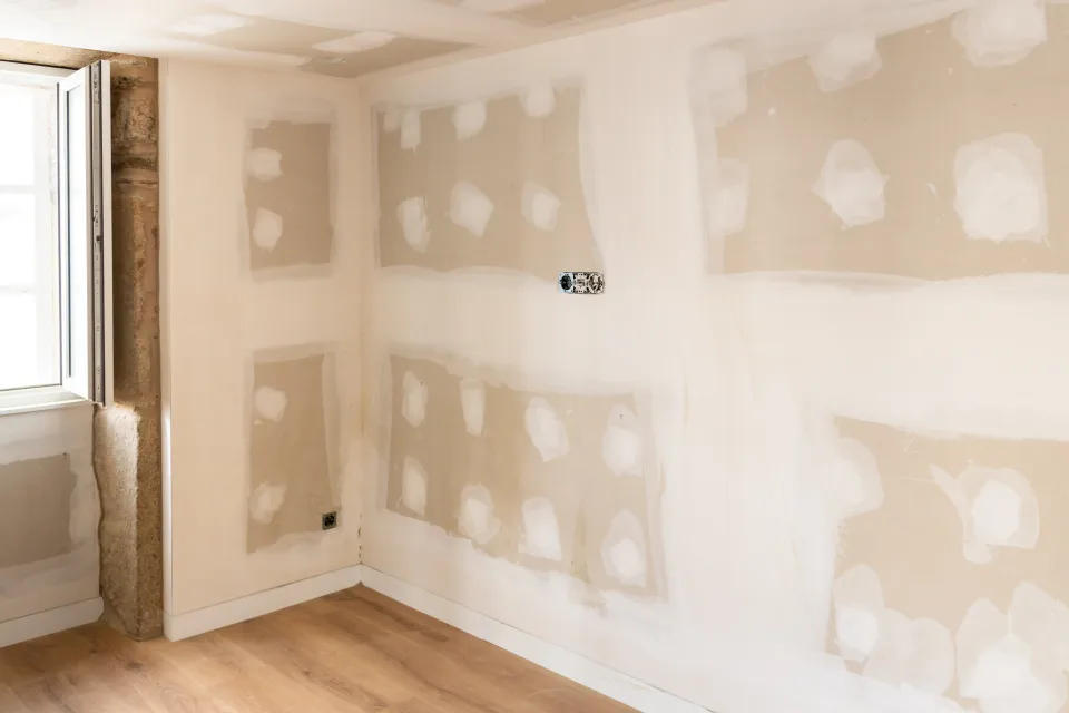 Interior de cocina con paredes y techo preparados y protegidos antes de reparaciones y pintura