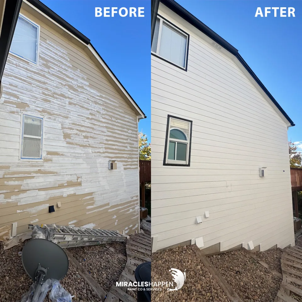 Trabajo de pintura exterior en curso: escaleras apoyadas en la fachada de una vivienda de dos plantas bajo cielo azul